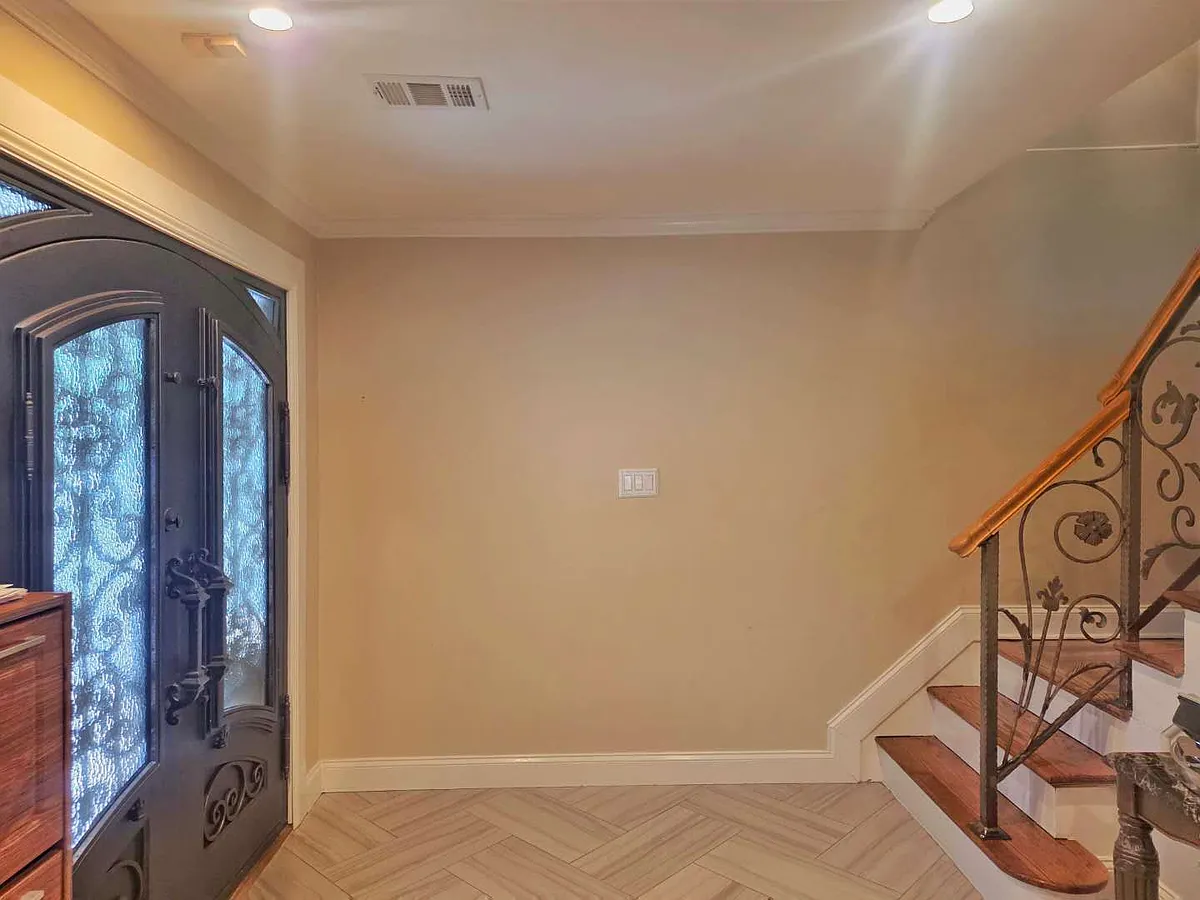 Building Photo - 352 Elverton Ave #2