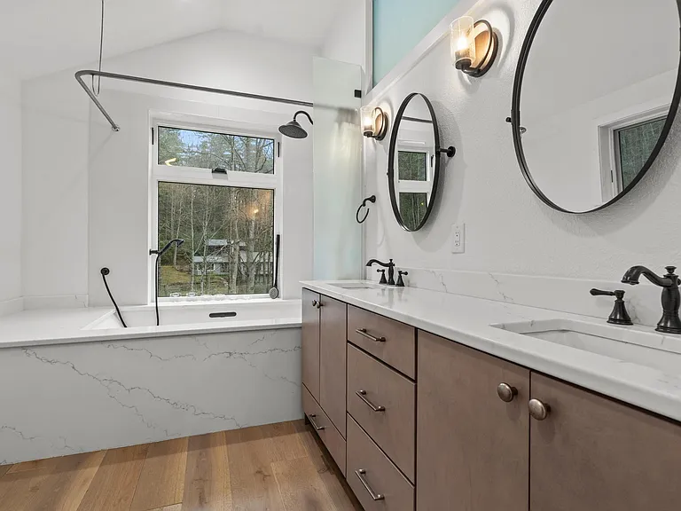 Ensuite Master Bath with deep Soaking Tub