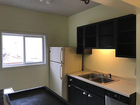 5th image of 530 N 8th Ave W