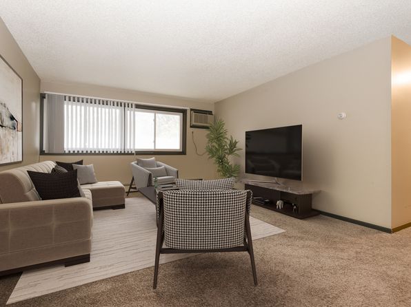 Montreal Courts | 396 Labore Rd, Saint Paul, MN
