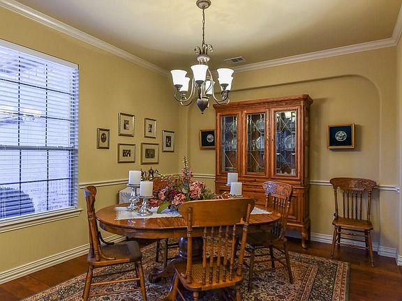 4th image of 929 Forest Park Ct