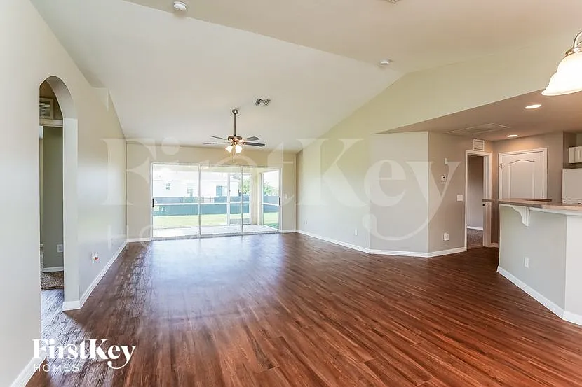 3 bed, 2.0 bath, 1408 sqft, $1,805 — Photo 2
