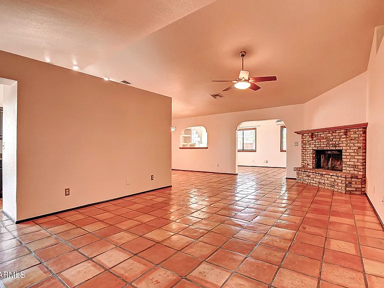 14004 N Sussex Pl — Photo 5