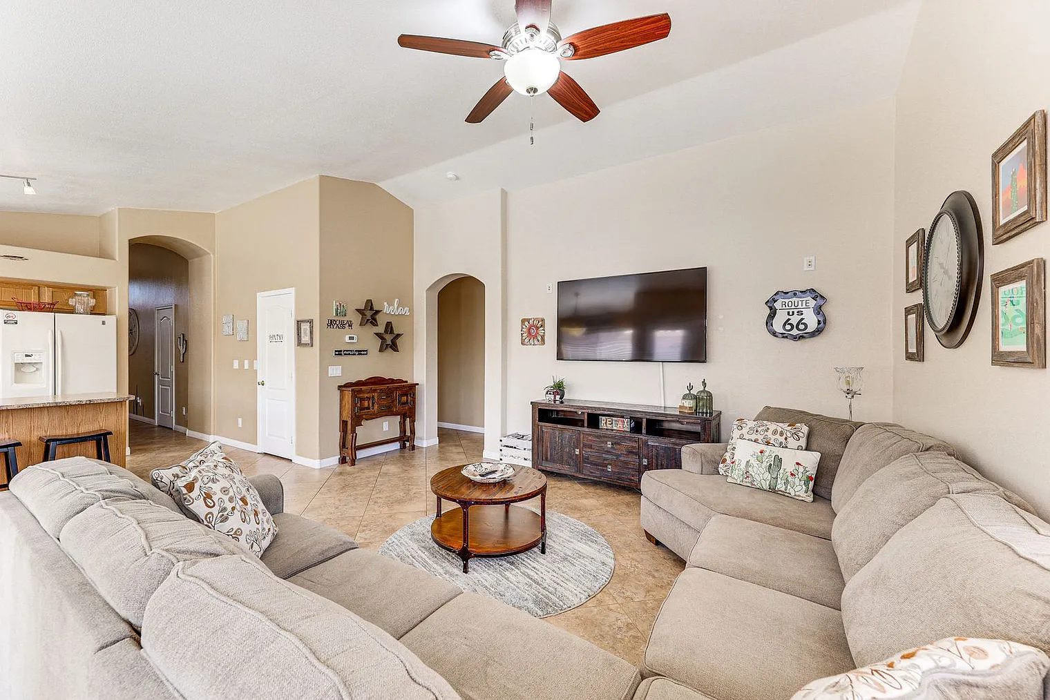 3 bed, 2.0 bath, 1689 sqft, $2,698 — Photo 4