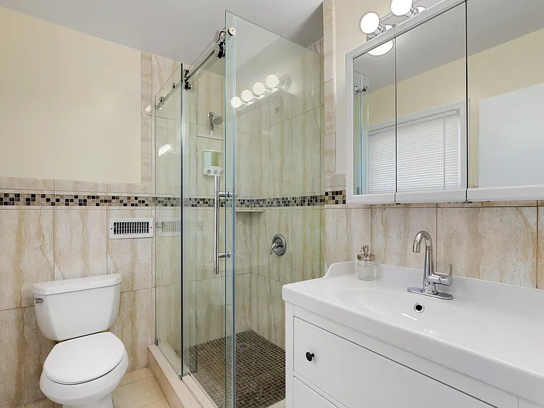 221 Lawrence St — Photo 6