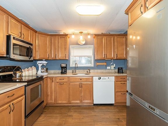 4th image of 8 Eileen Ct #8