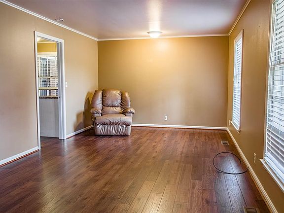 4th image of 450 Meadowlawn Dr