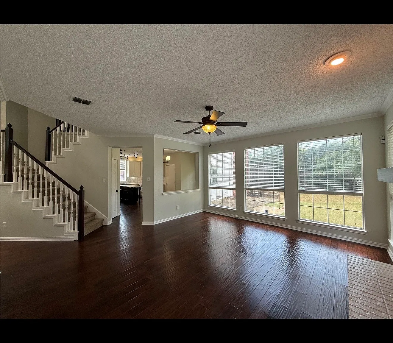 3 bed, 2.5 bath, 2680 sqft, $2,950 — Photo 3