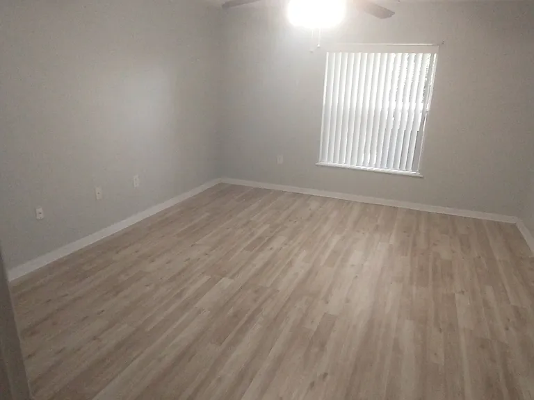 Downstairs master bedroom w/ private full bathroom and walk in closet. Room Size : 13' x 15'