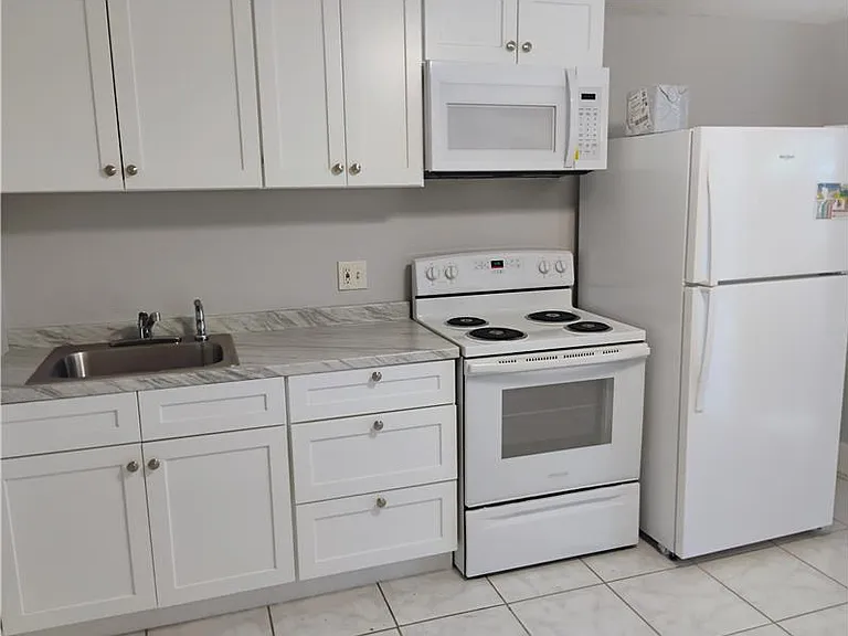 242 SE Park St #2 — Photo 3