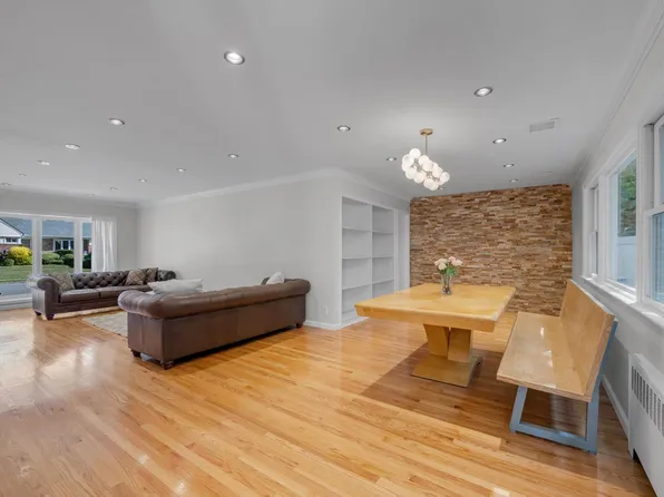 219-44 Peck Avenue image 3 of 32