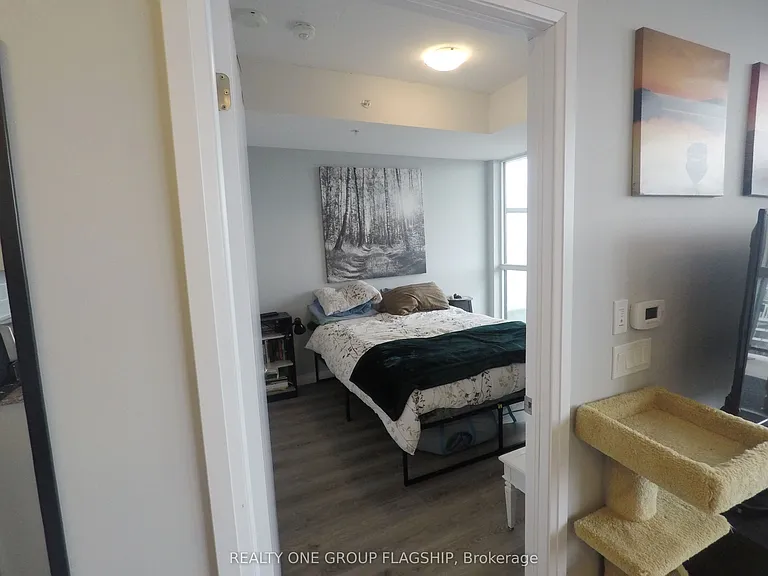 60 Charles St W — Photo 11