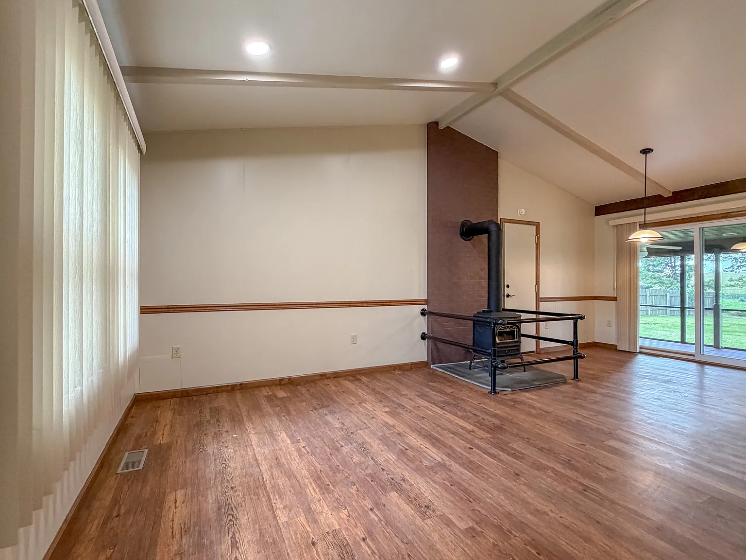 3 bed, 1025 sqft, $1,895 — Photo 2