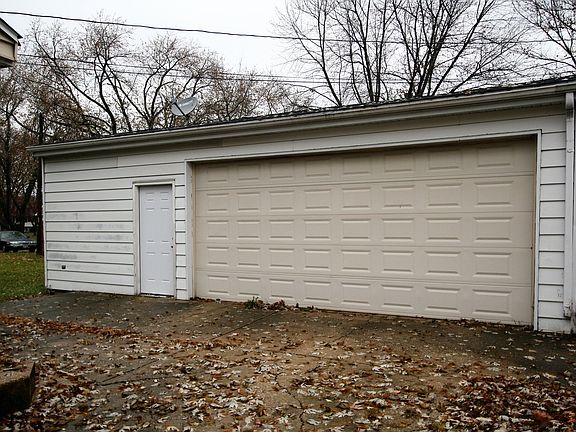 3rd image of 2707 Fairway Dr
