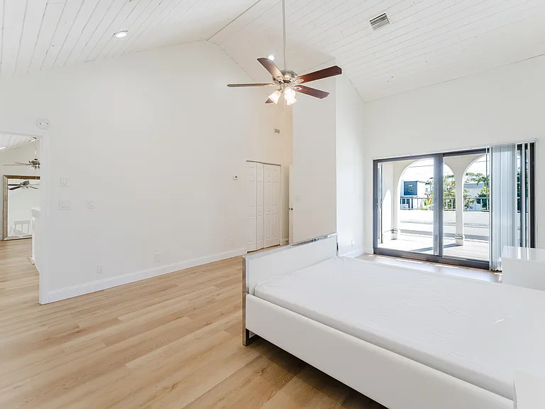 665 Jeffery St — Photo 31