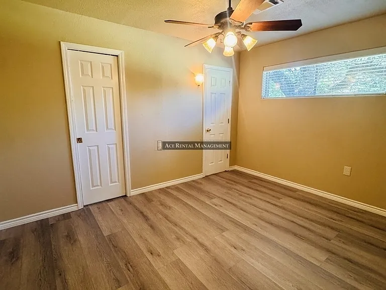 565 E Round Bunch Rd #B — Photo 7