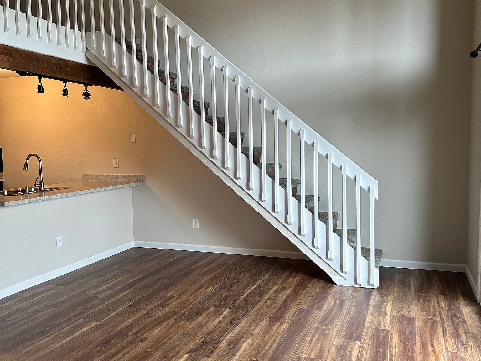 1 bed, 933 sqft, $1,895 — Photo 4