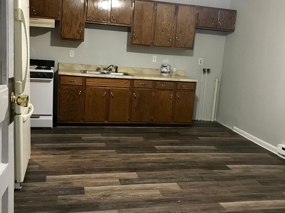 Large kitchan with new flooring
