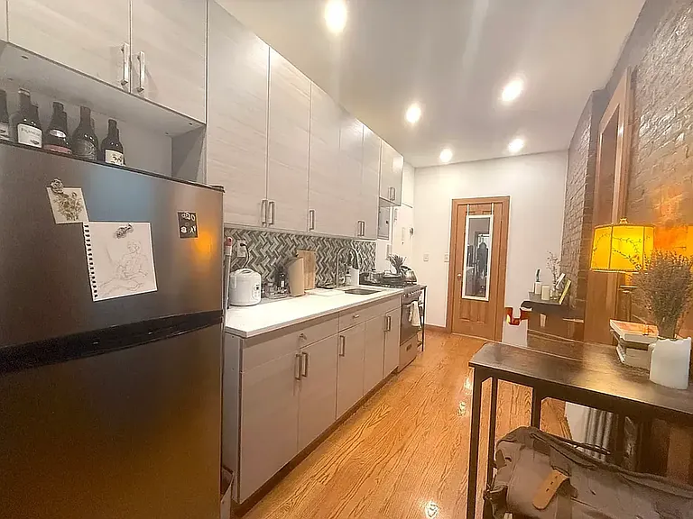 261 E 10th St #18 — Photo 1