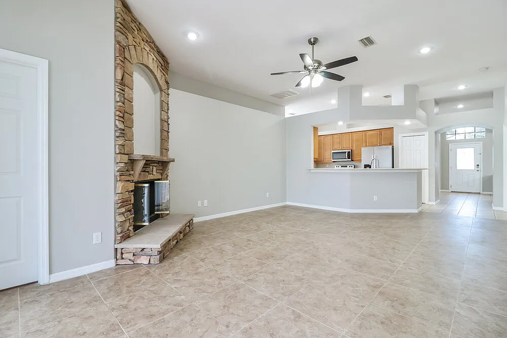 4 bed, 2.0 bath, 2110 sqft, $2,200 — Photo 4