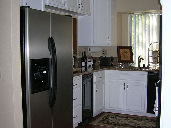kitchen w/granite countertops