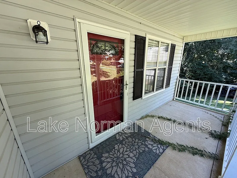 3 bed, 2.0 bath, 1024 sqft, $1,900 — Photo 2