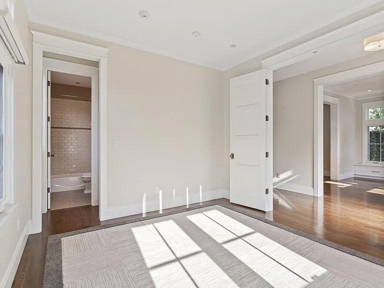 240 University Dr — Photo 6