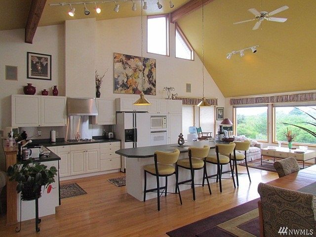 Immaculate open concept kitc