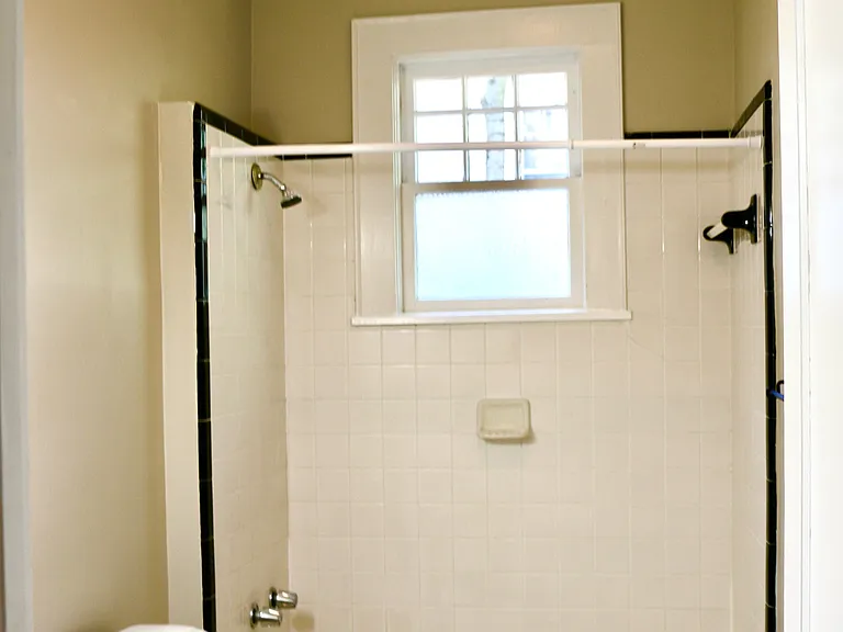 115 Robinson St — Photo 17