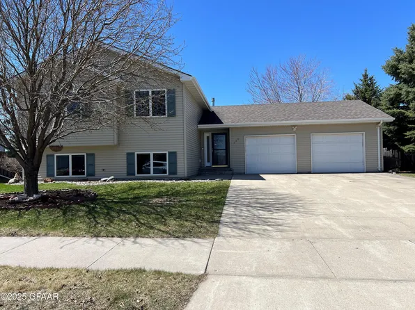1300 S 40th St, Grand Forks, ND 58201