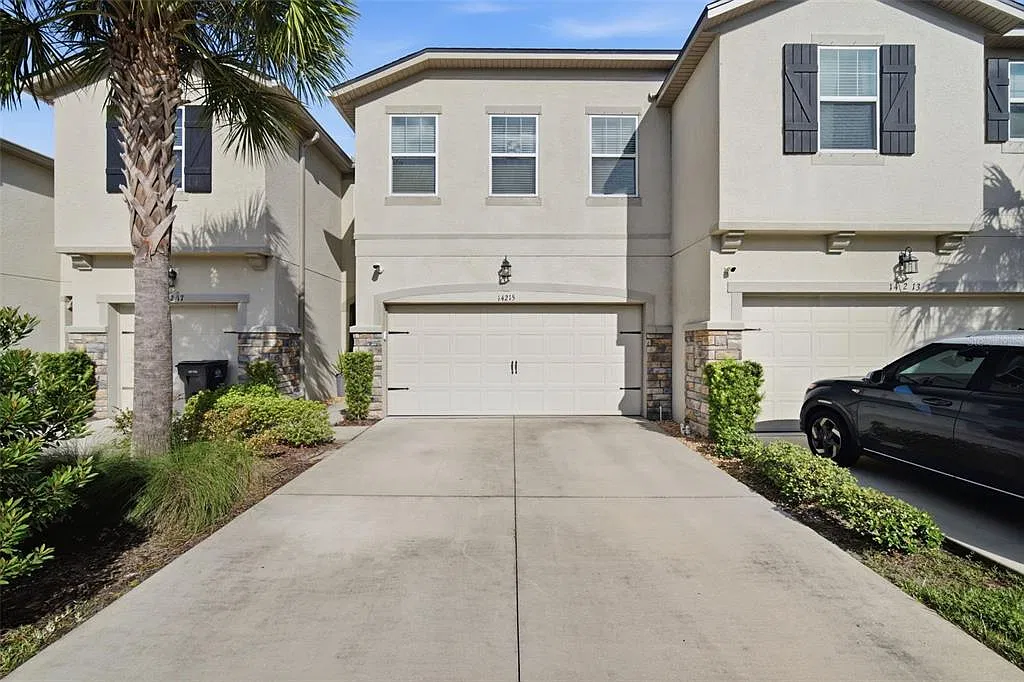 3 bed, 2.5 bath, 2307 sqft, $3,000 — Photo 1