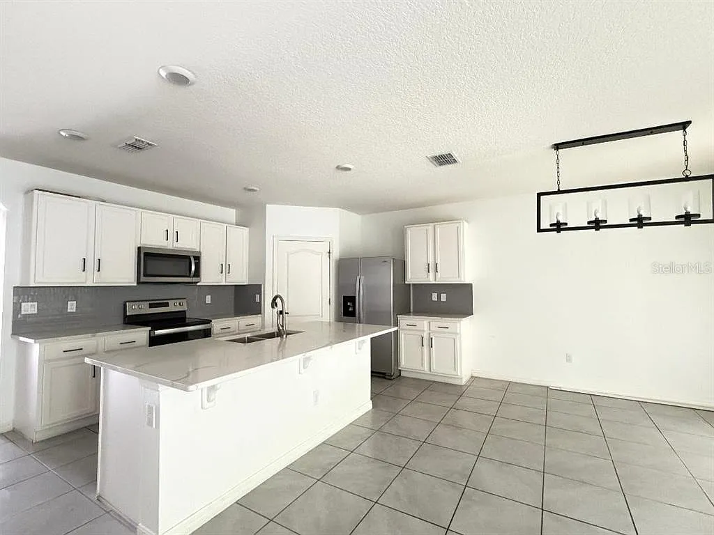 4 bed, 2.0 bath, 1846 sqft, $2,500 — Photo 3
