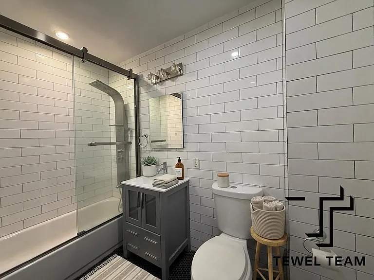 2085 Lexington Ave #4B — Photo 6