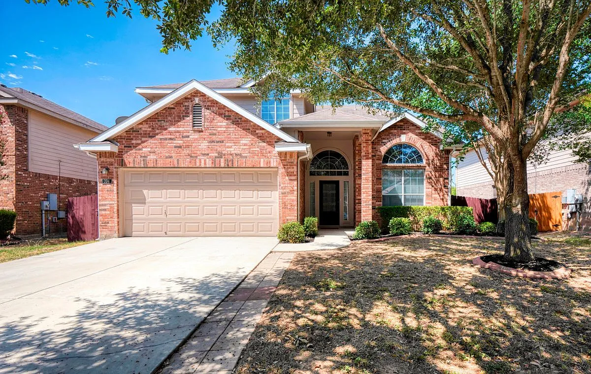 4 bed, 3.5 bath, 2374 sqft, $2,200 — Photo 1