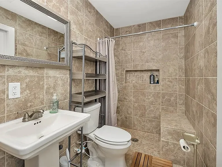 724 Lee St — Photo 8