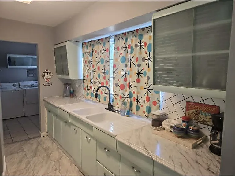 404 S Guadalupe St — Photo 5