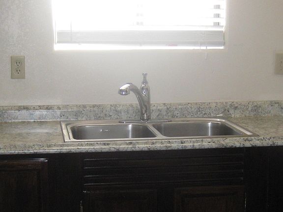 Nice one handle faucet with deep sinks 