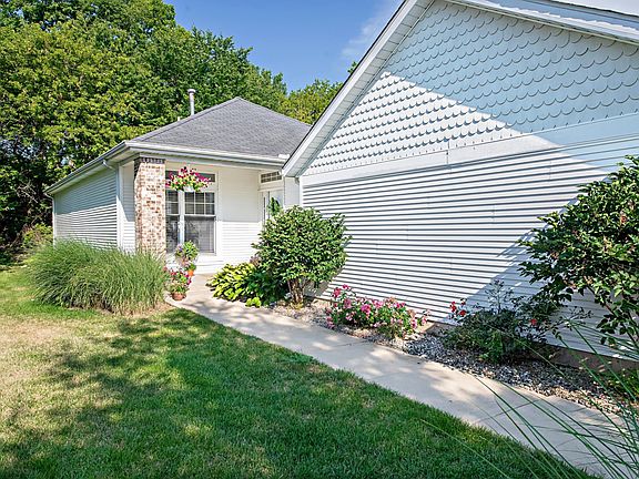 3rd image of 615 N Cygnet Lake Dr