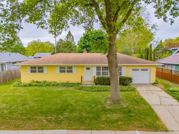 6911 Prairie Dr, Middleton, WI 53562