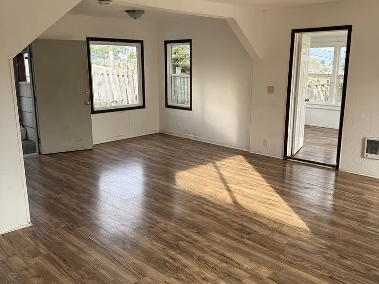 905 Ingersoll Ave — Photo 1