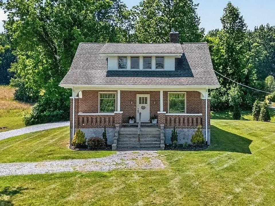 132 Christiansburg Pike NE