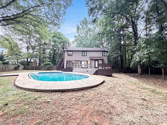 4th image of 608 Amanda Dr