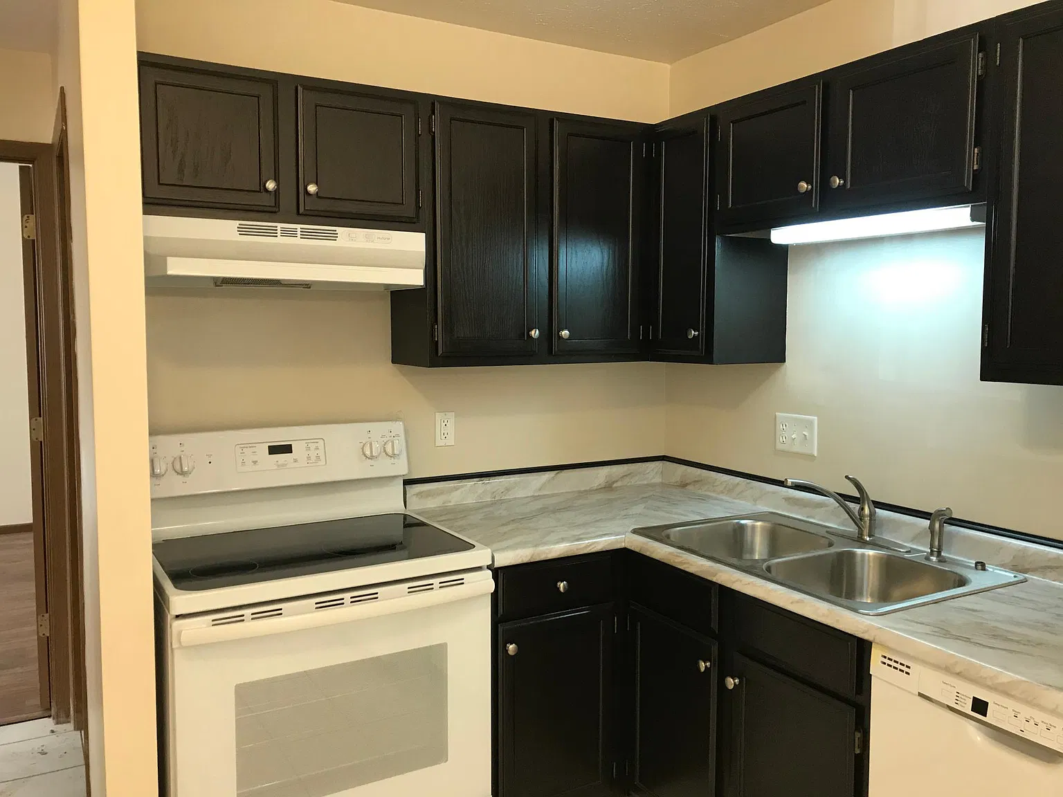 2902 Wardall Ave — Photo 2