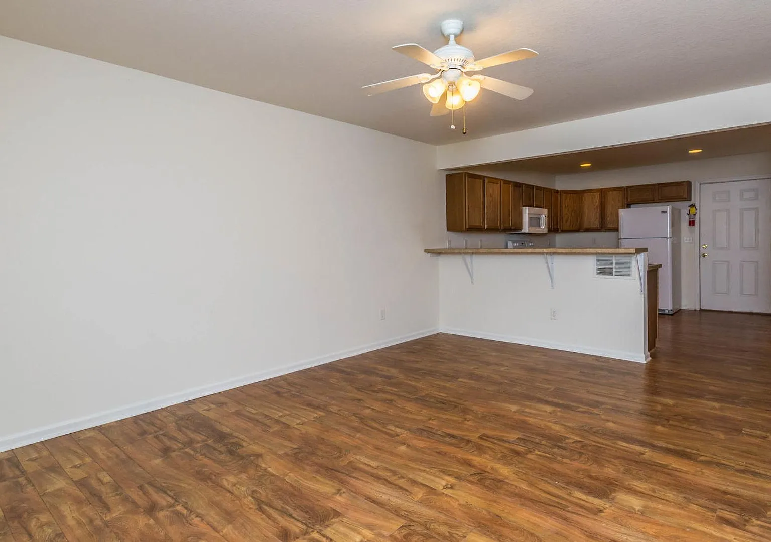 202 E 20th - 4-Bed/3-Bath Townhouse - Walking distance to stadium! — Photo 3