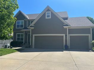 327 SE Highland Park Dr, Lees Summit, MO 64063