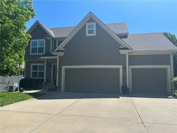 327 SE Highland Park Dr, Lees Summit, MO 64063