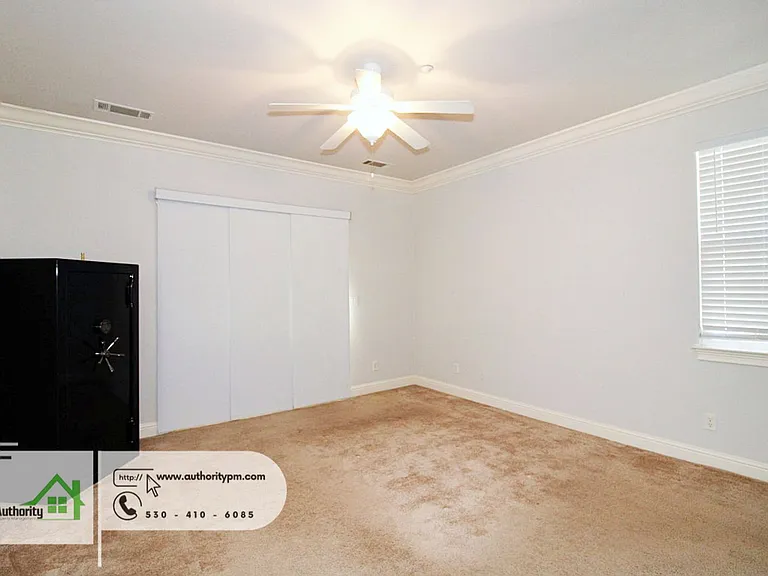 2052 Hedgerow Ave — Photo 20