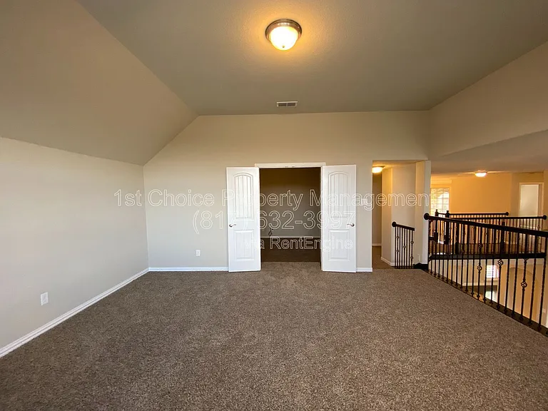 927 Bentley Dr — Photo 32
