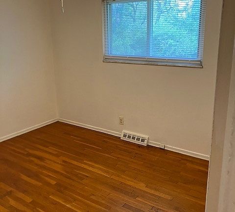4th image of 1531 Bradford Ave
