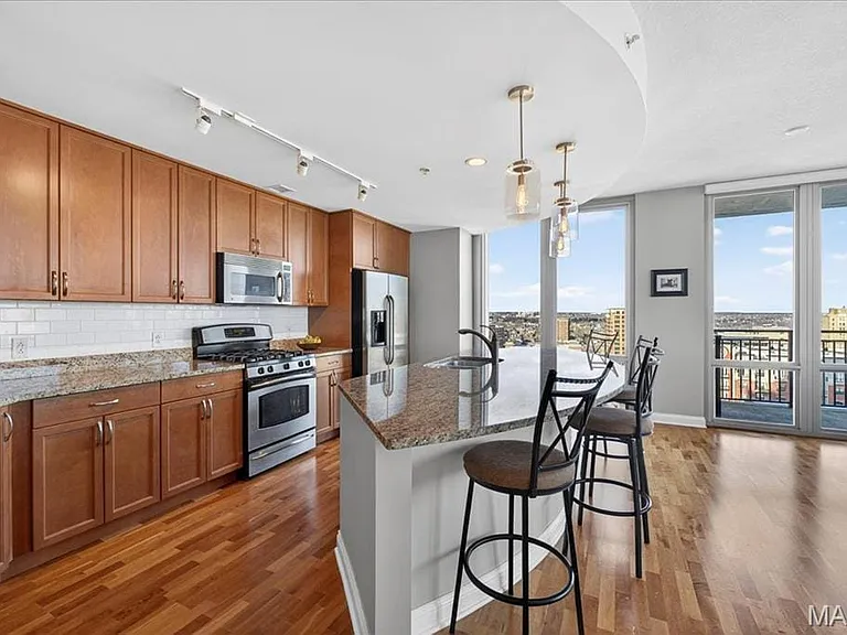 Granite counters, stainless steel appliances and tons of cabinet space